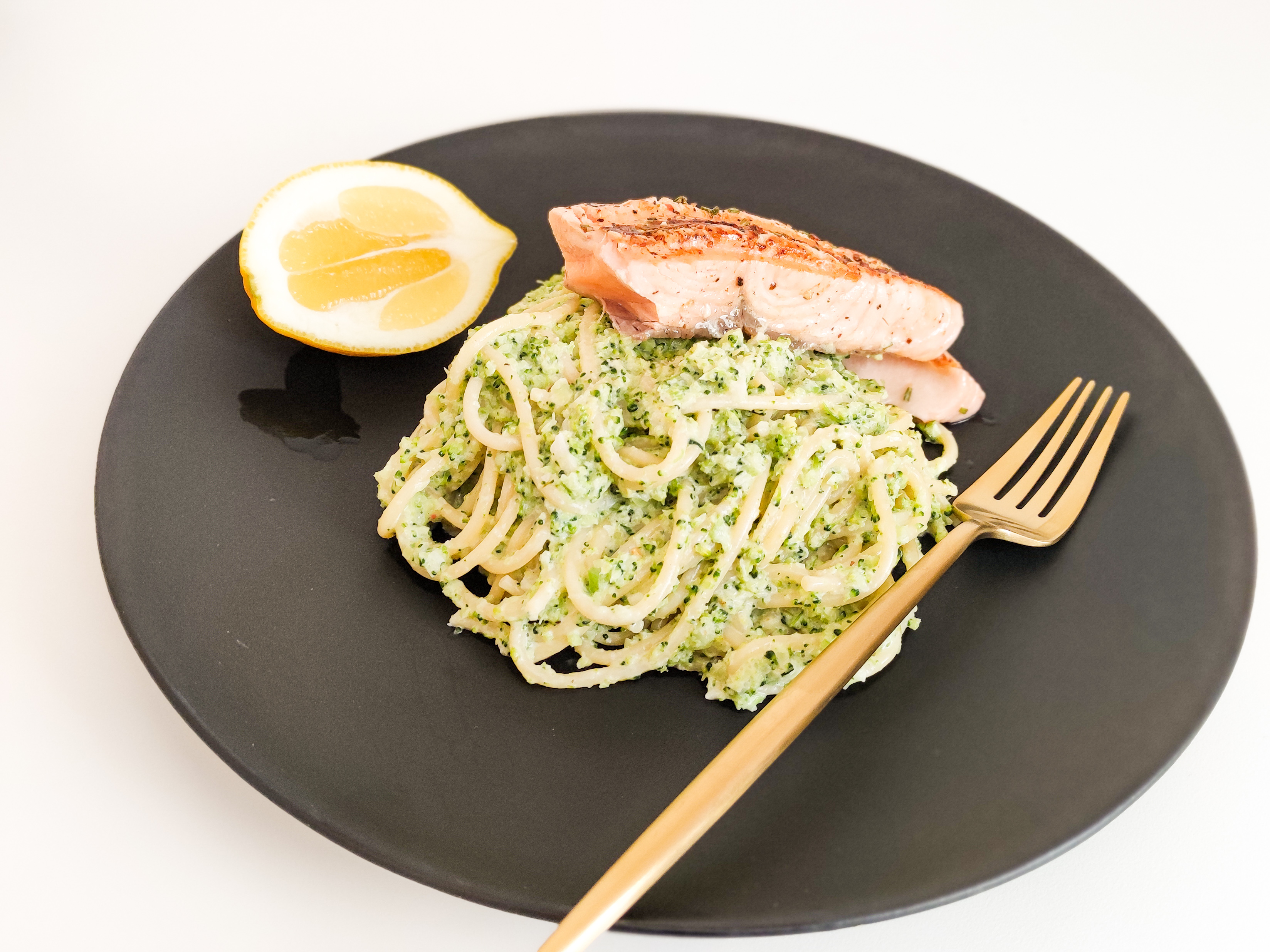 Brokolicové špagety s lososem